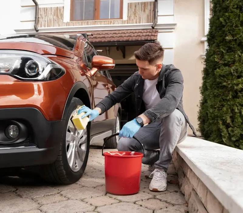 Lavage auto à domicile Varengeville-sur-Mer : professionnel intervenant sur un véhicule